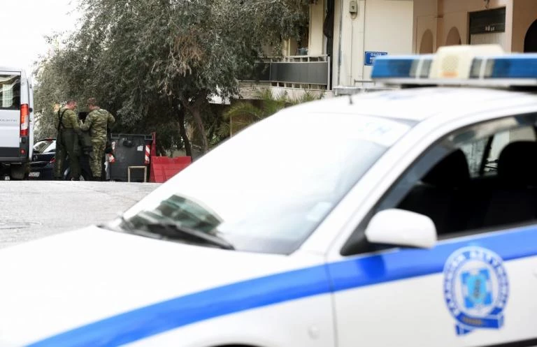 Θρίλερ με συνταξιούχο που απειλεί να αυτοκτονήσει – Ταμπουρώθηκε σπίτι του – «Δεν ζω με αυτά τα ψίχουλα»